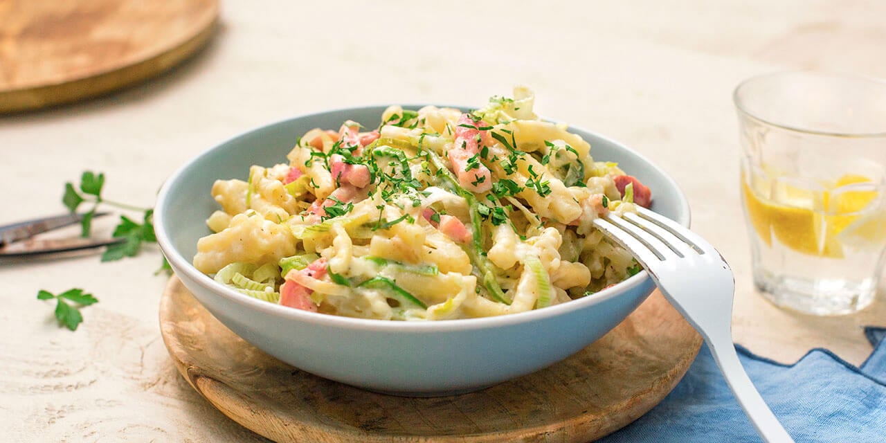 Pasta met spek en prei in kaassaus