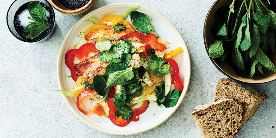 Salade de poulet au fenouil et à la menthe, sauce à l’orange