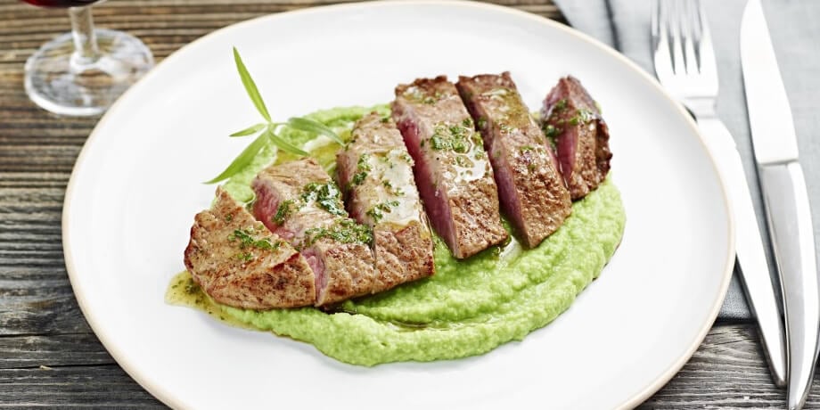 Steak, beurre à l’estragon et à la menthe, purée fine de petits pois