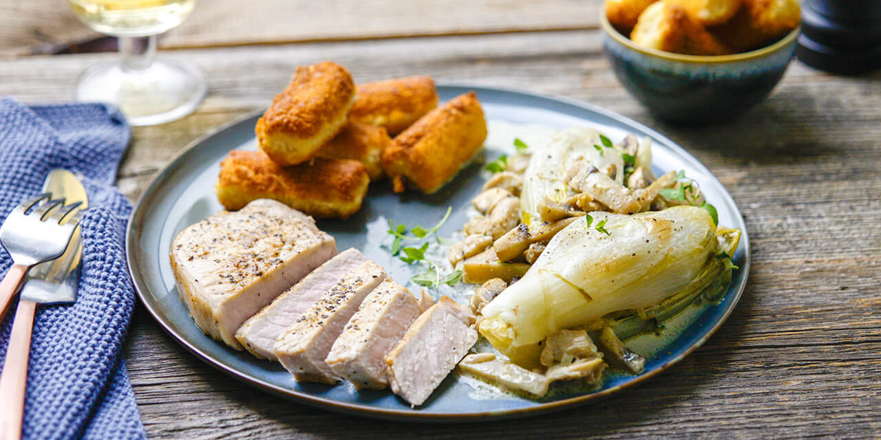 Mignonnette de porc, chicons farcis et croquettes