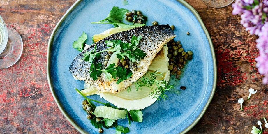 Zeebaarsfilet uit de oven met citroen-kappertjessalsa, gesmoorde venkel en puree