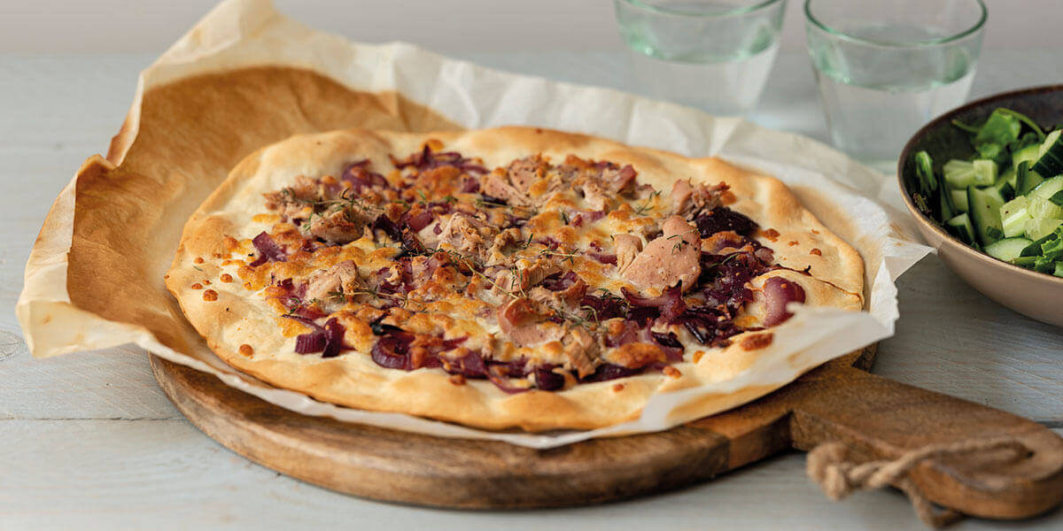 Pizza met rode uienkonfijt en tonijn
