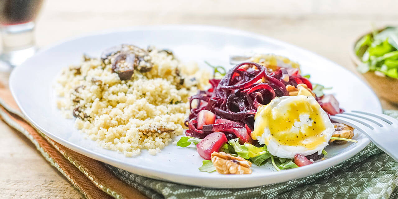 Salade van rode bietspaghetti met couscous en champignons		