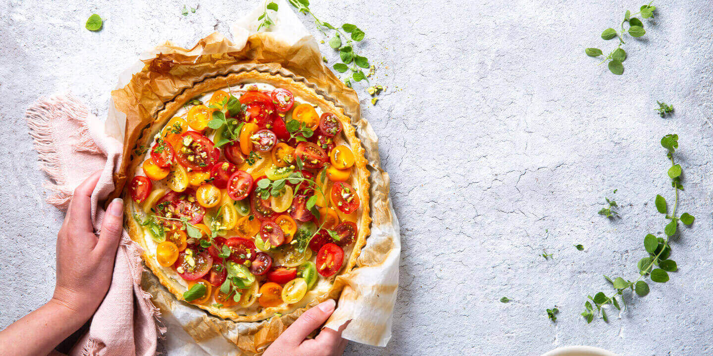 Tarte aux tomates cerises, ricotta et herbes fraîches