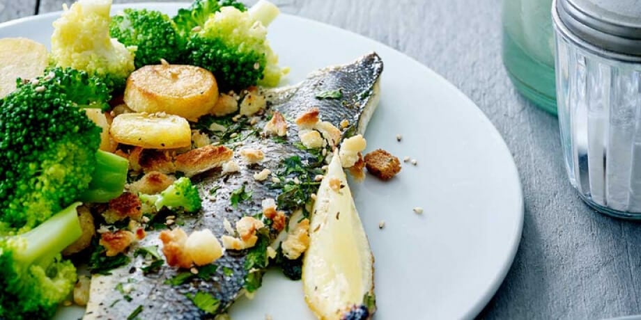 Zeebaarsfilets met kruiden, croutons en broccoli