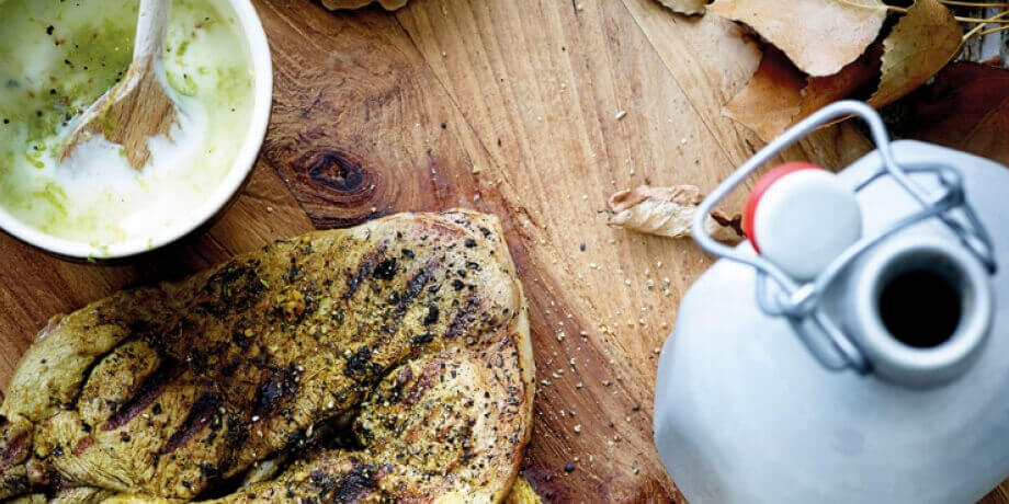 Tranche d’épaule d’agneau épicée, sauce au yaourt