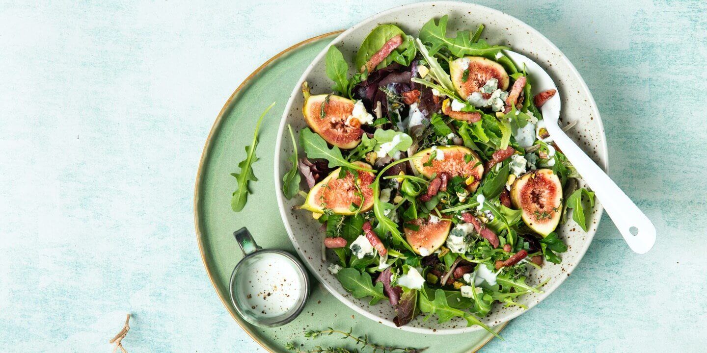 Salade verte aux lardons, figues et vinaigrette au roquefort