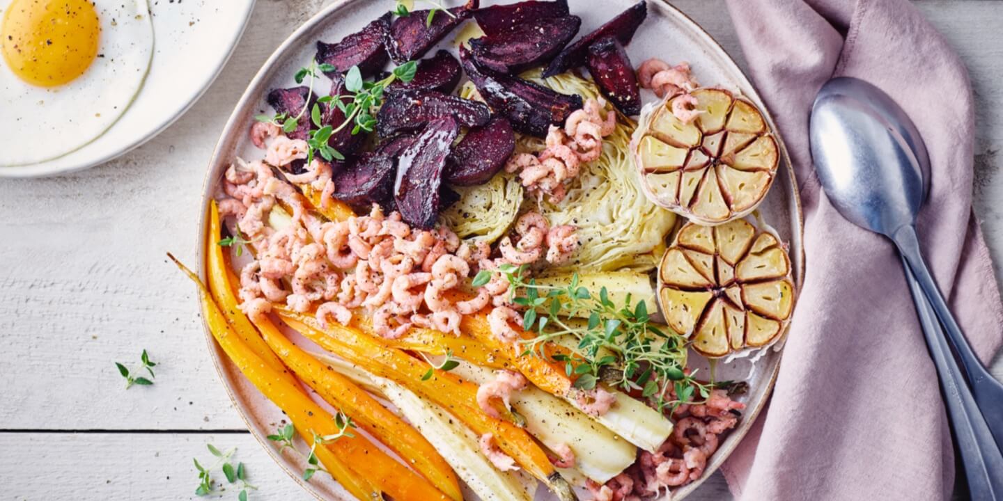 Salade van geroosterde wintergroenten, grijze garnalen en spiegeleieren