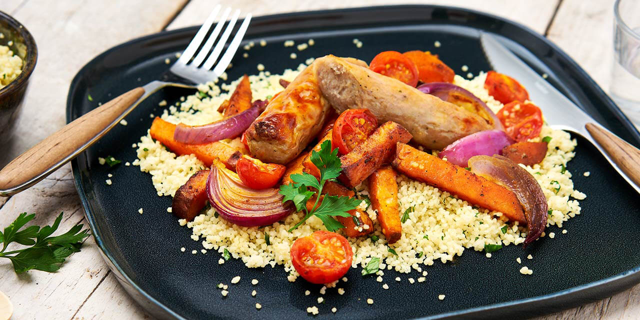 Saucisse au four avec patates douces et couscous