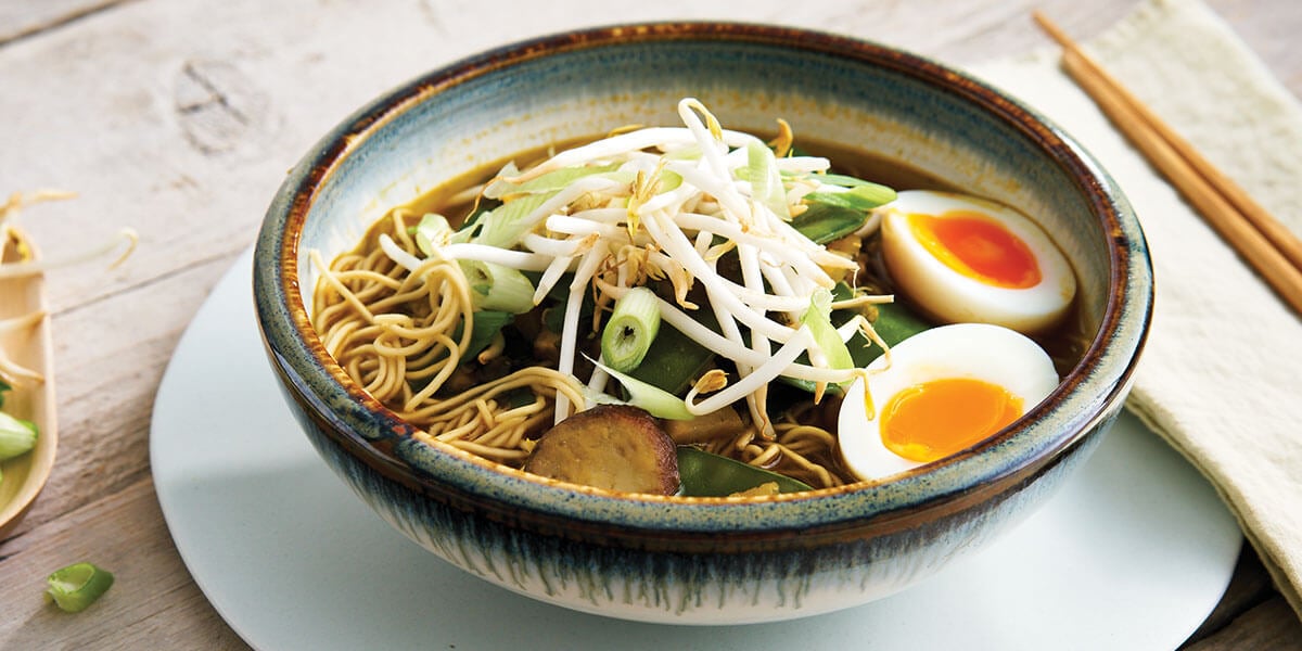 Soupe de nouilles japonaises épicée avec miso et œuf