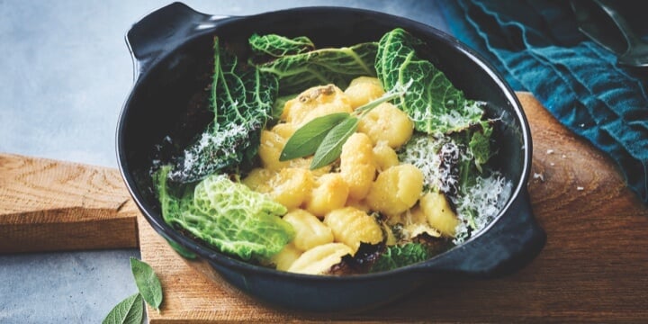 Gebakken groene kool met kaas-gnocchi