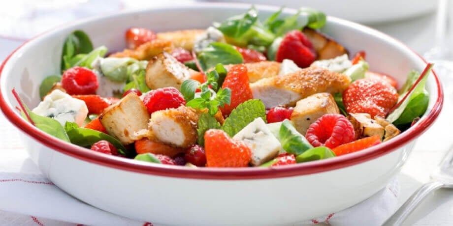 Salade de fruits rouges, poulet croustillant