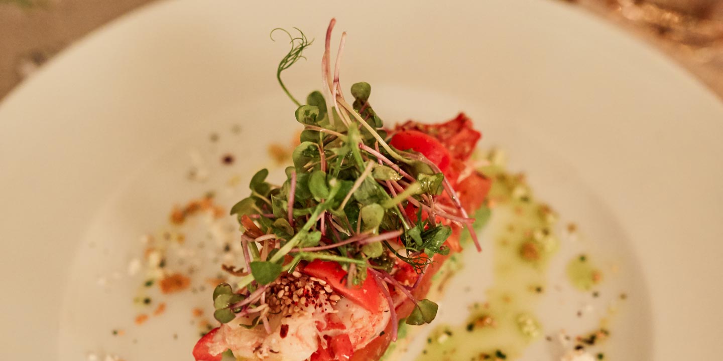Millefeuille van Gravlax zalm en kreeft, avocado, zure room met wasabi, olijfolie en jonge sla. (by Paul Delrez)