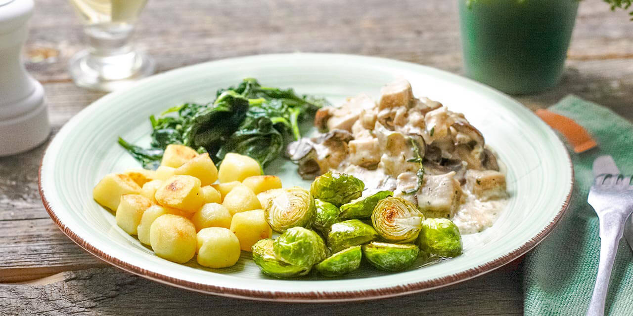 Choux de Bruxelles, épinards, grenailles et sauce champignons