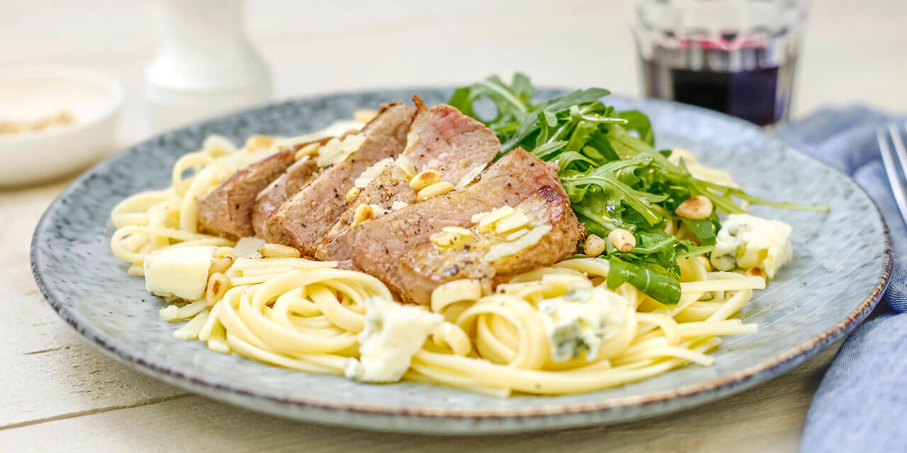 Klassieke tagliata met pasta, roquefort en rucola