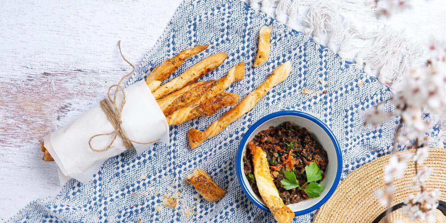 Tapenade d’olives aux tomates séchées et gressins maison