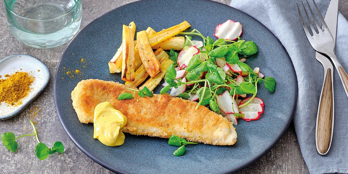 Gepaneerde schelvis met currymayonaise en pastinaakfrietjes uit de oven