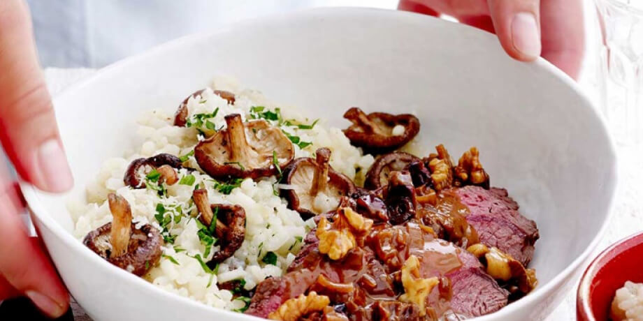 Rôti de biche, sauce aux raisins et au cognac, risotto aux champignons