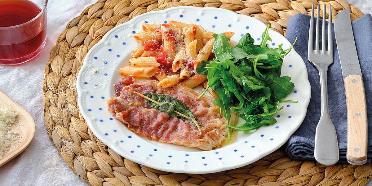Rundsescalope met salie en penne met pikante tomatensaus