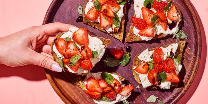 Bruschetta burrata, aardbeien met balsamico en oregano