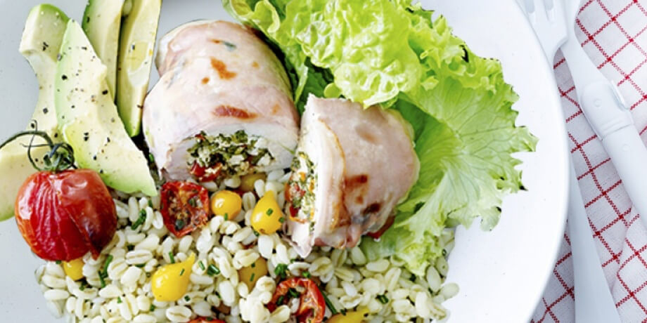 Kipfilets met vulling van spinazie, gedroogde tomaten en feta met tarwesalade