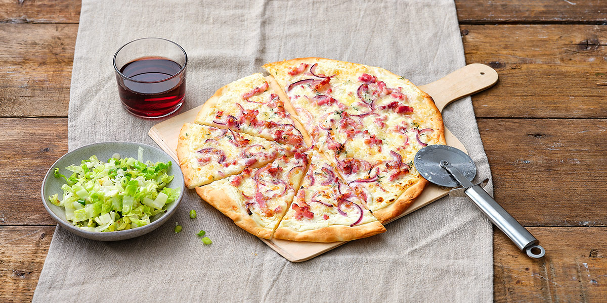 Flammkuchen en vers slaatje met uitjes-vinaigrette