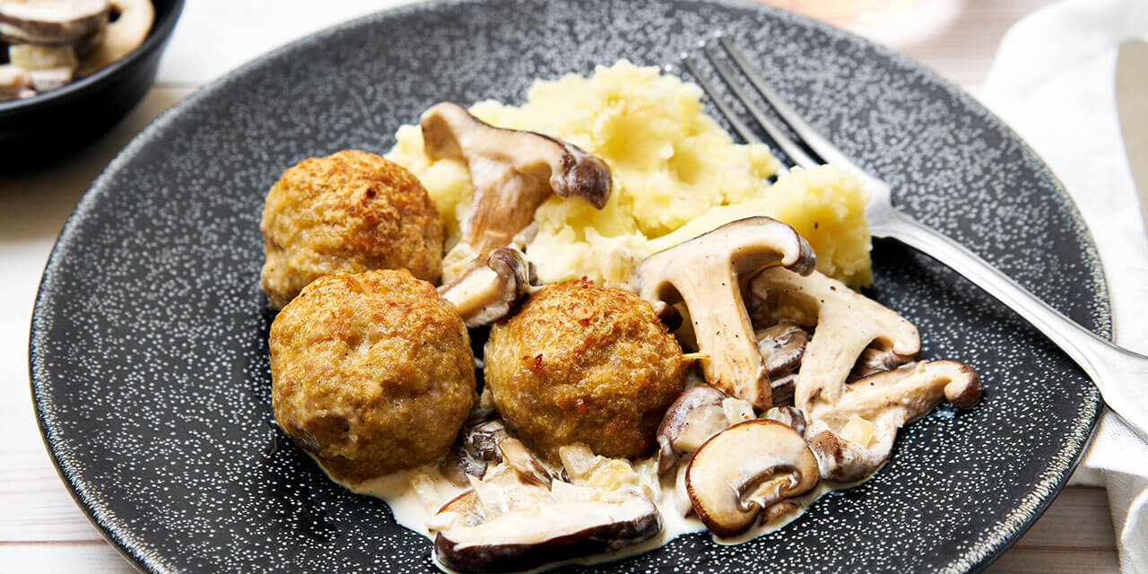 Kippengehaktballetjes met champignonroomsaus en smeuïge puree