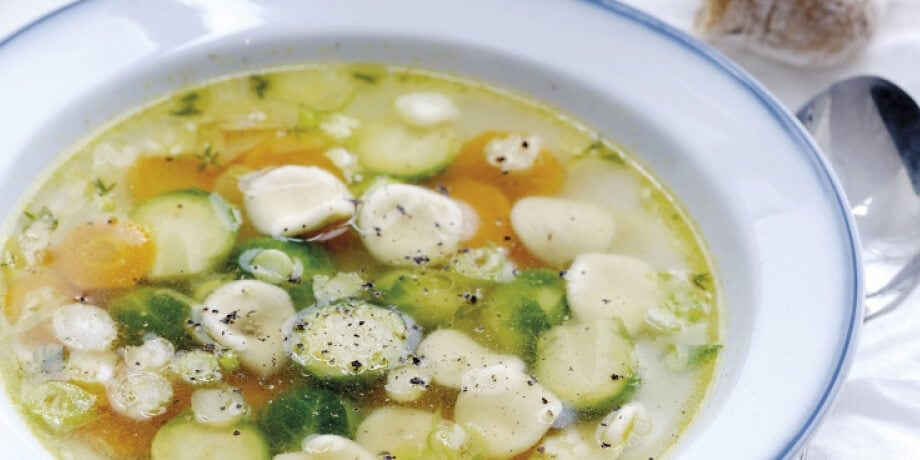 Bouillon végétarien aux orecchiette, choux de Bruxelles et carottes