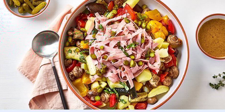 Salade de pommes de terre, jambon et légumes grillés