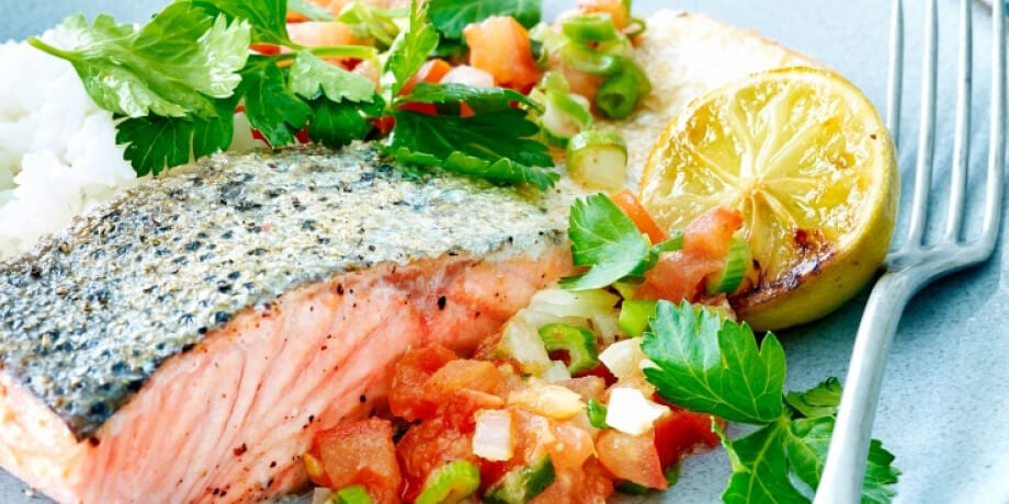Saumon cuit sur peau, salsa de tomates
