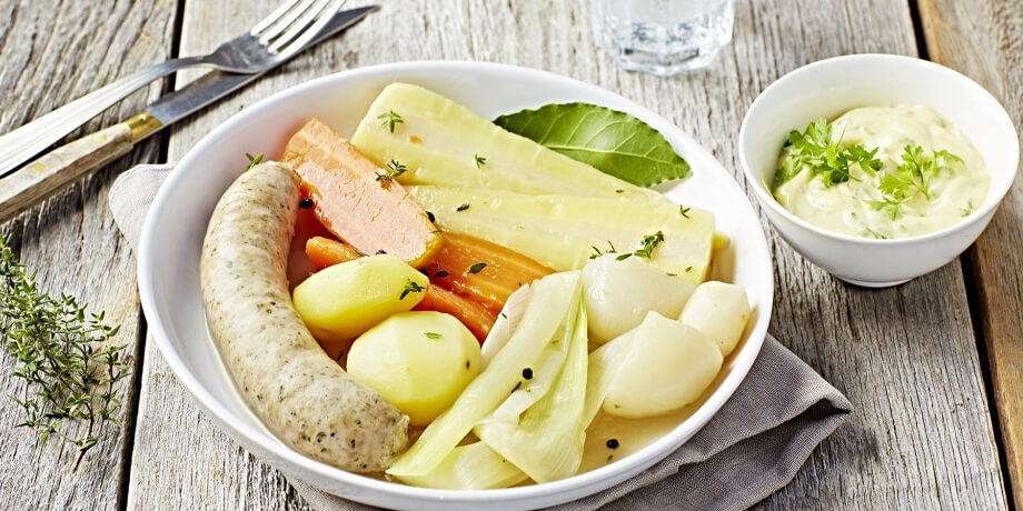 Dikke worst, sudderpotje van wintergroenten en kervelmayonaise