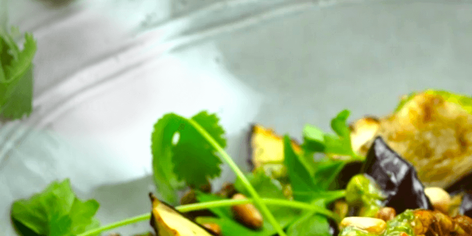 Salade d’aubergines rôties, lentilles et pignons de pin