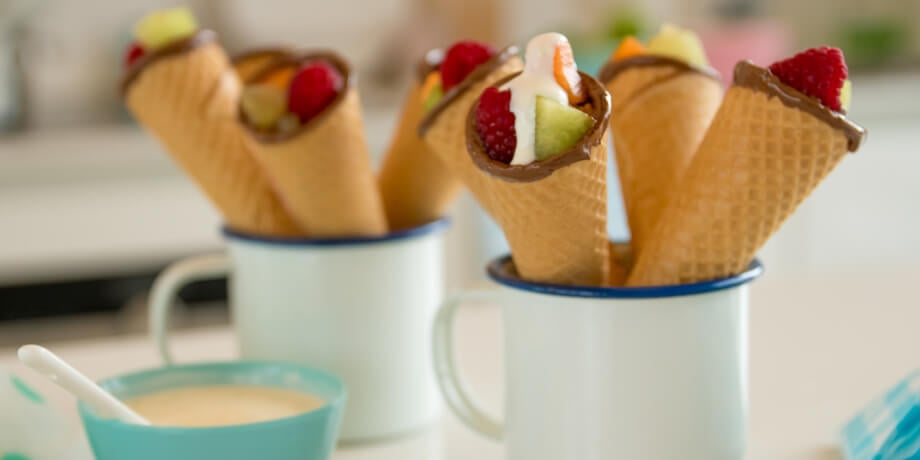Met vers fruit gevulde ijshoorntjes