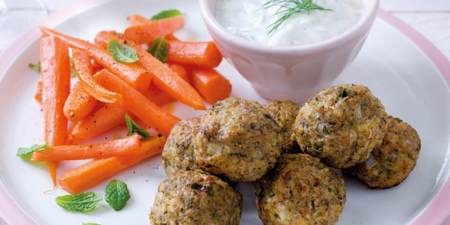 Boulettes de poulet et boulgour, carottes glacées et tzatziki