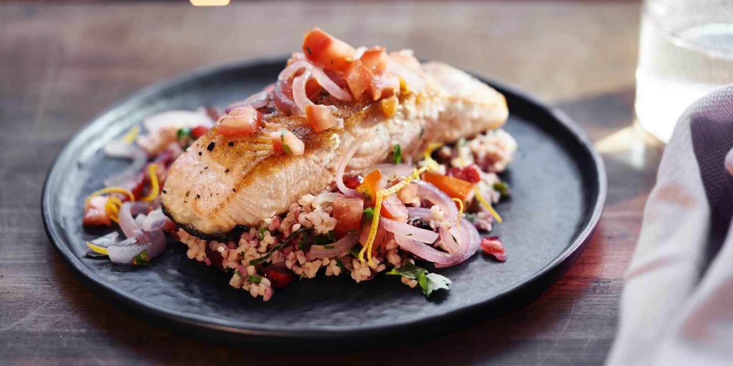 Zalm met feestelijke couscous en salsa
