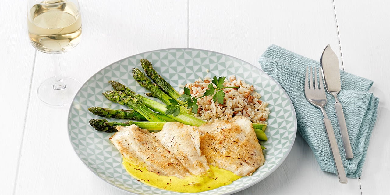 Plie meunière, sauce au curcuma et pointes d'asperges vertes		