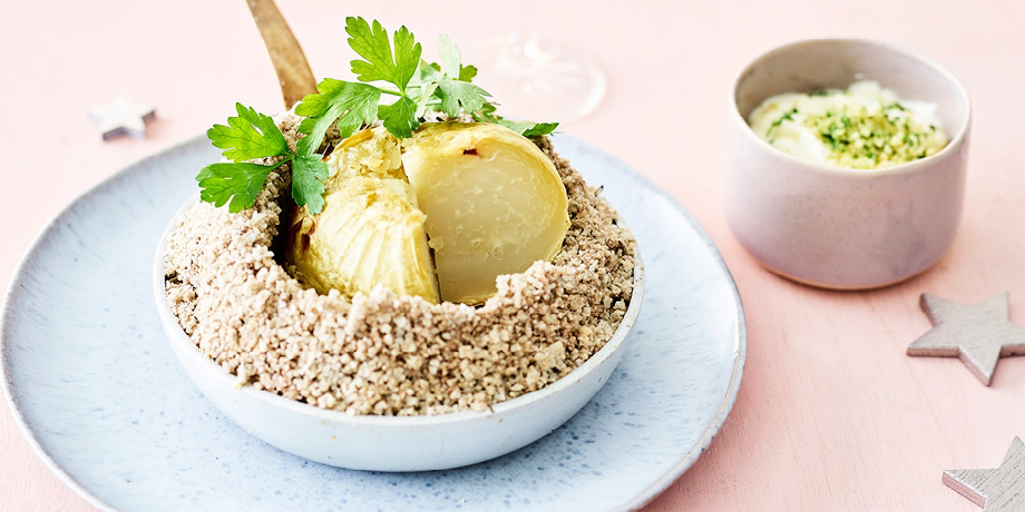 Chou-rave en croûte de sel et crumble de noisettes