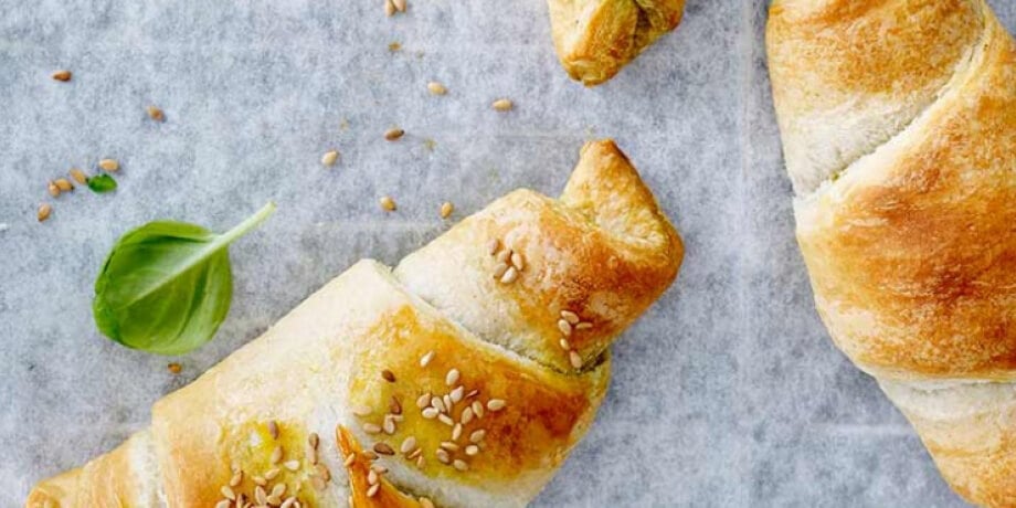 Croissants croustillants au pesto, fromage de chèvre et jambon Ganda
