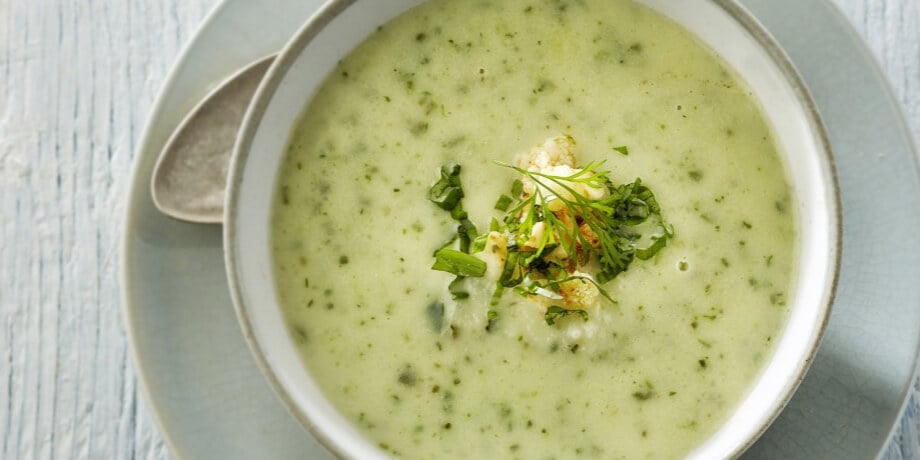 Velouté de chou-fleur aux herbes et zestes de citron