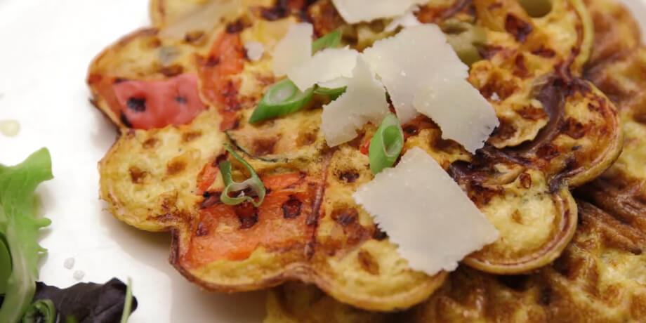 Een wafel omelette op zijn Mediteraans