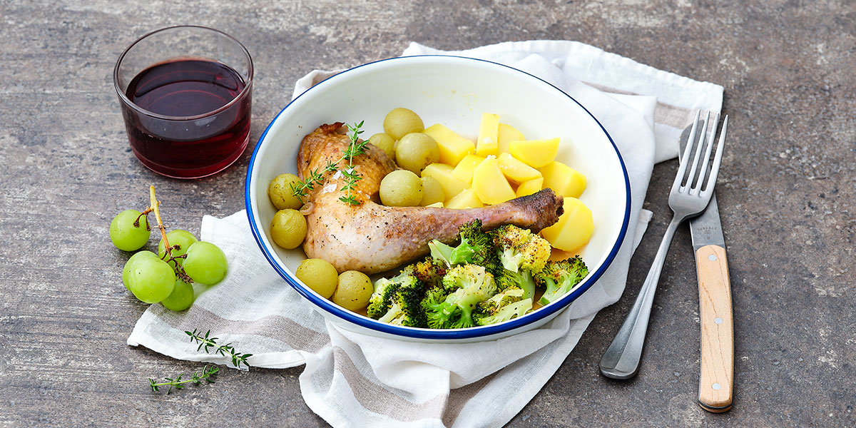 Kwartelboutjes met druiven, gekookte aardappelen en geroosterde broccoli