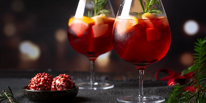 Kerstsangria en bonbons van geitenkaas met roze peper