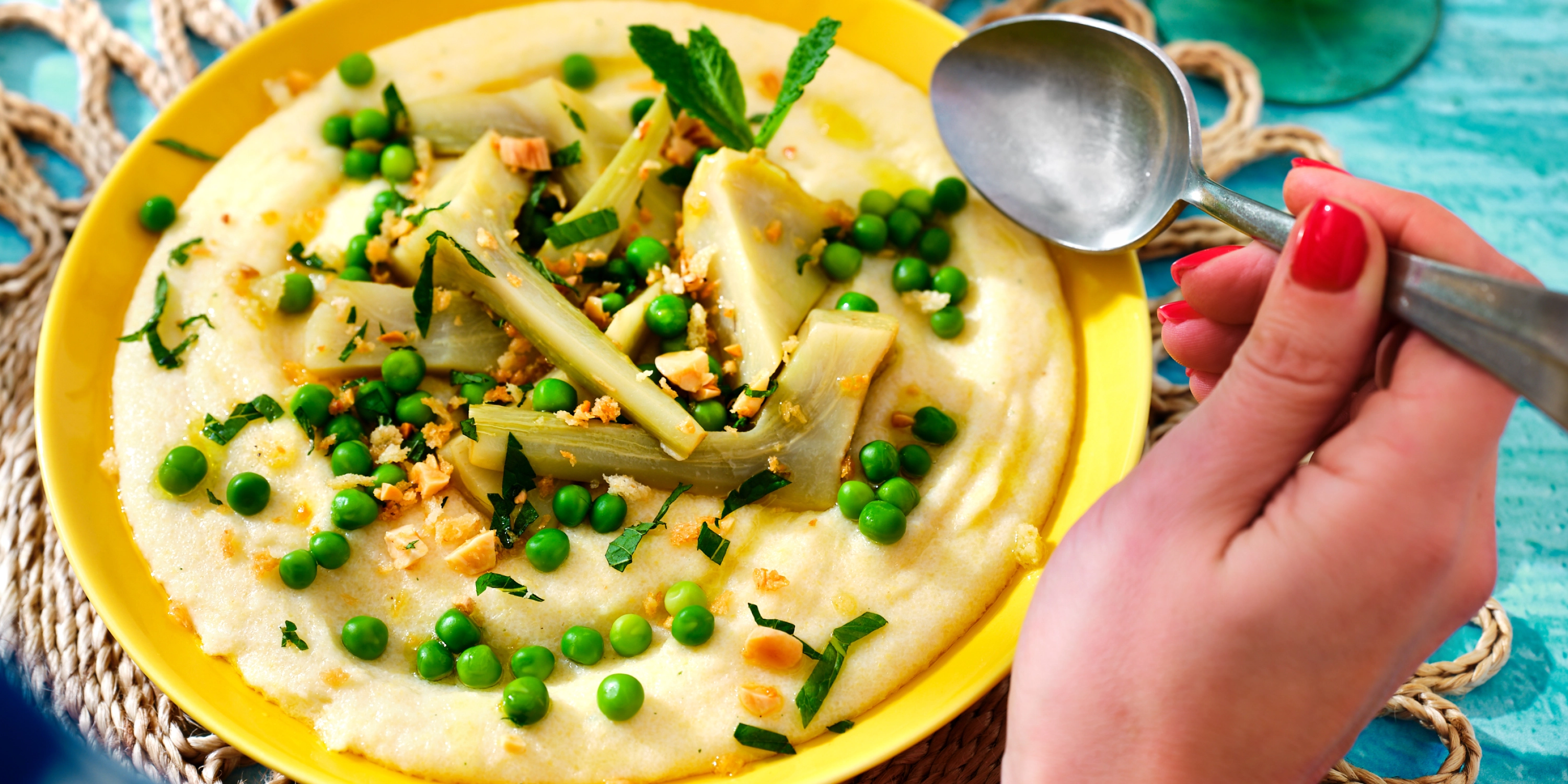 Polenta met artisjokharten, erwten en crumble