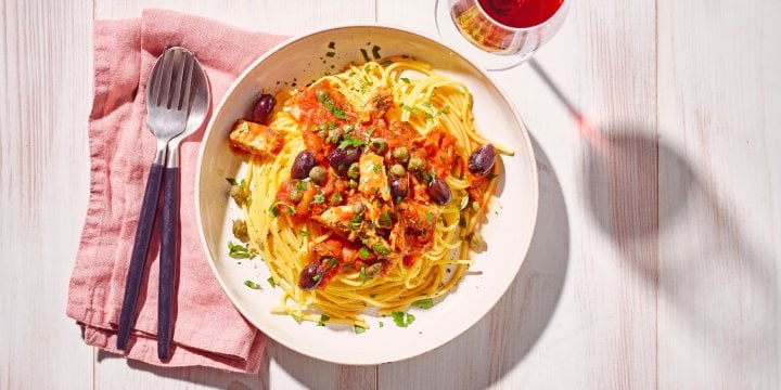 Spaghetti à l’arrabbiata met makreel, kappertjes en olijven