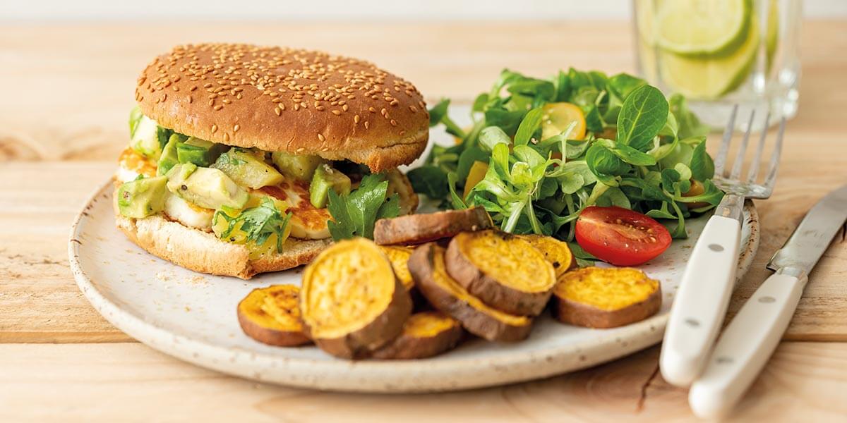 Halloumi-burger met zoete aardappelschijfjes en avocado-ananassalsa