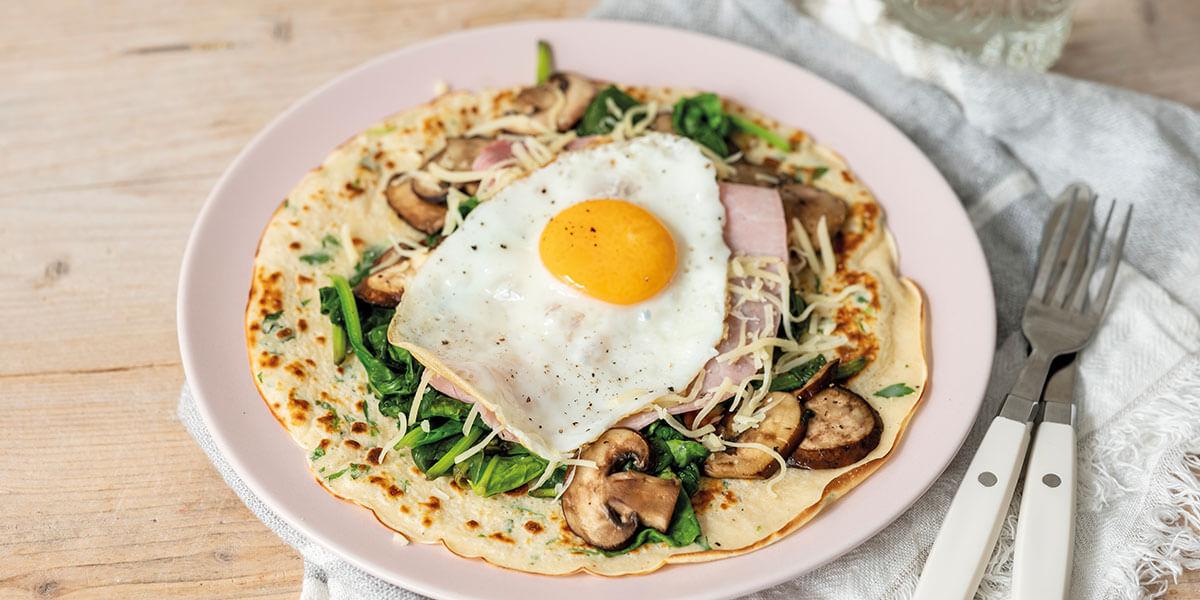 Kruidenpannenkoeken met ham, kaas, ei, spinazie en champignons