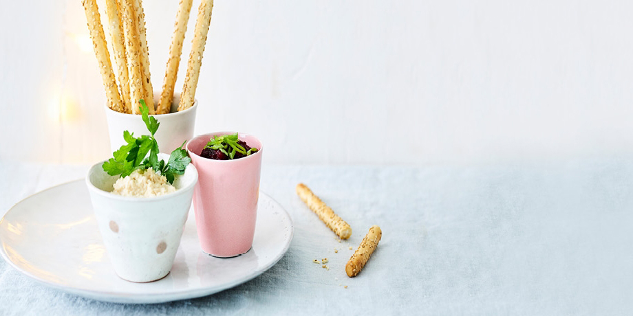 Dips van cashewnoten en rode biet