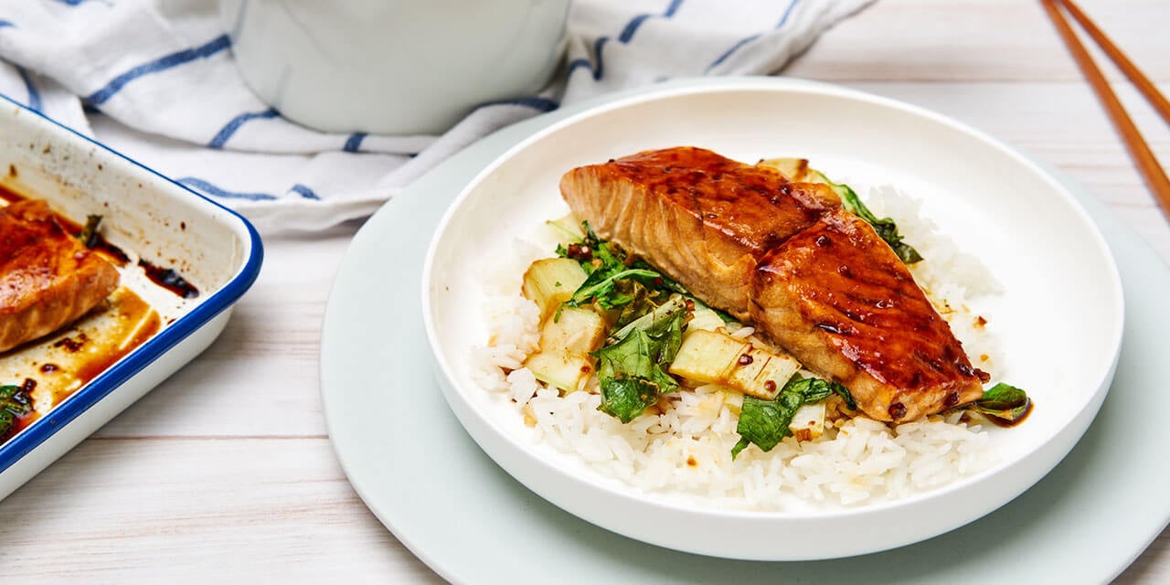 Geglaceerde zalm met paksoi en thaise rijst