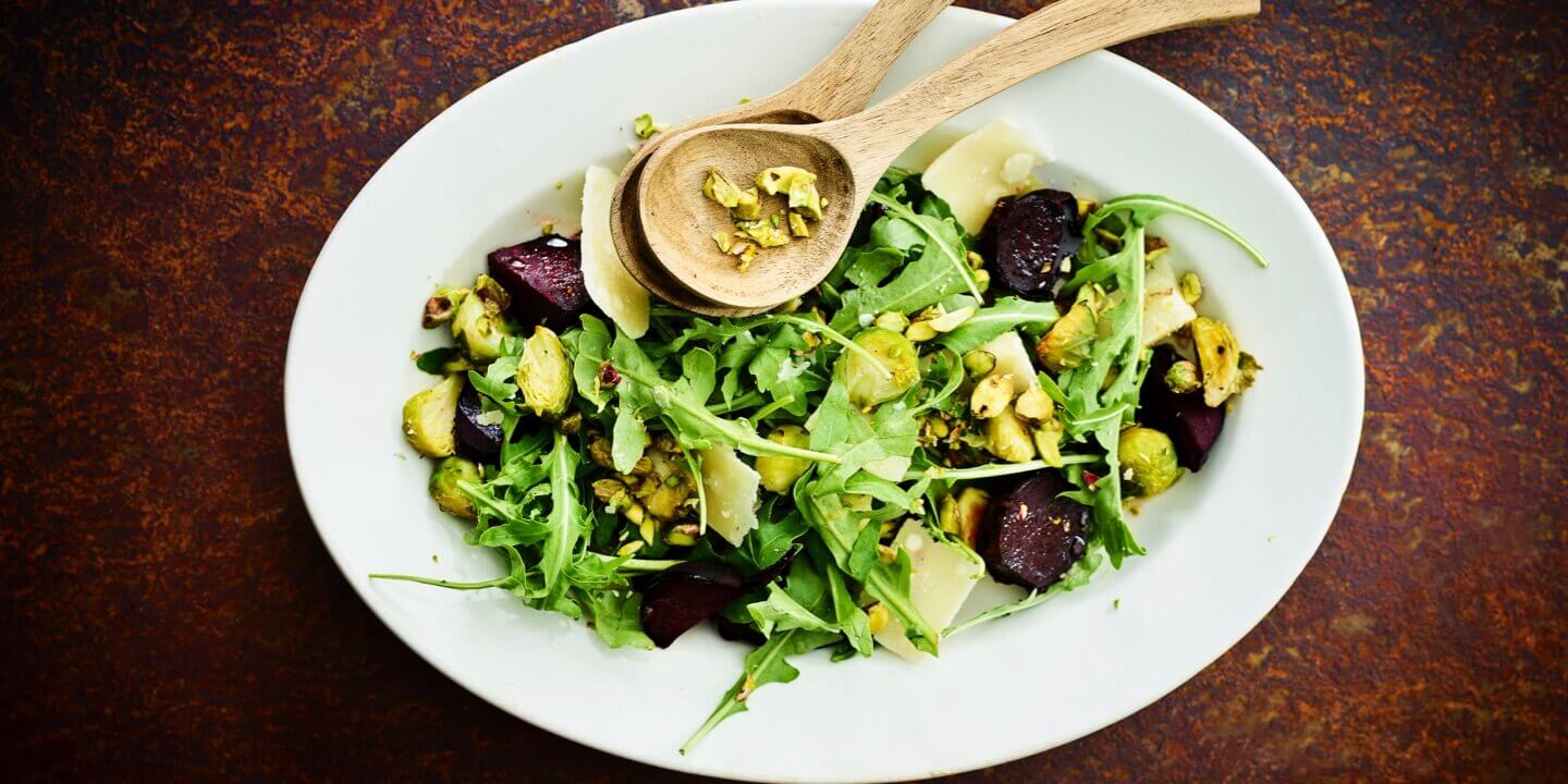 Salade de choux de Bruxelles, betterave rouge et pistaches
