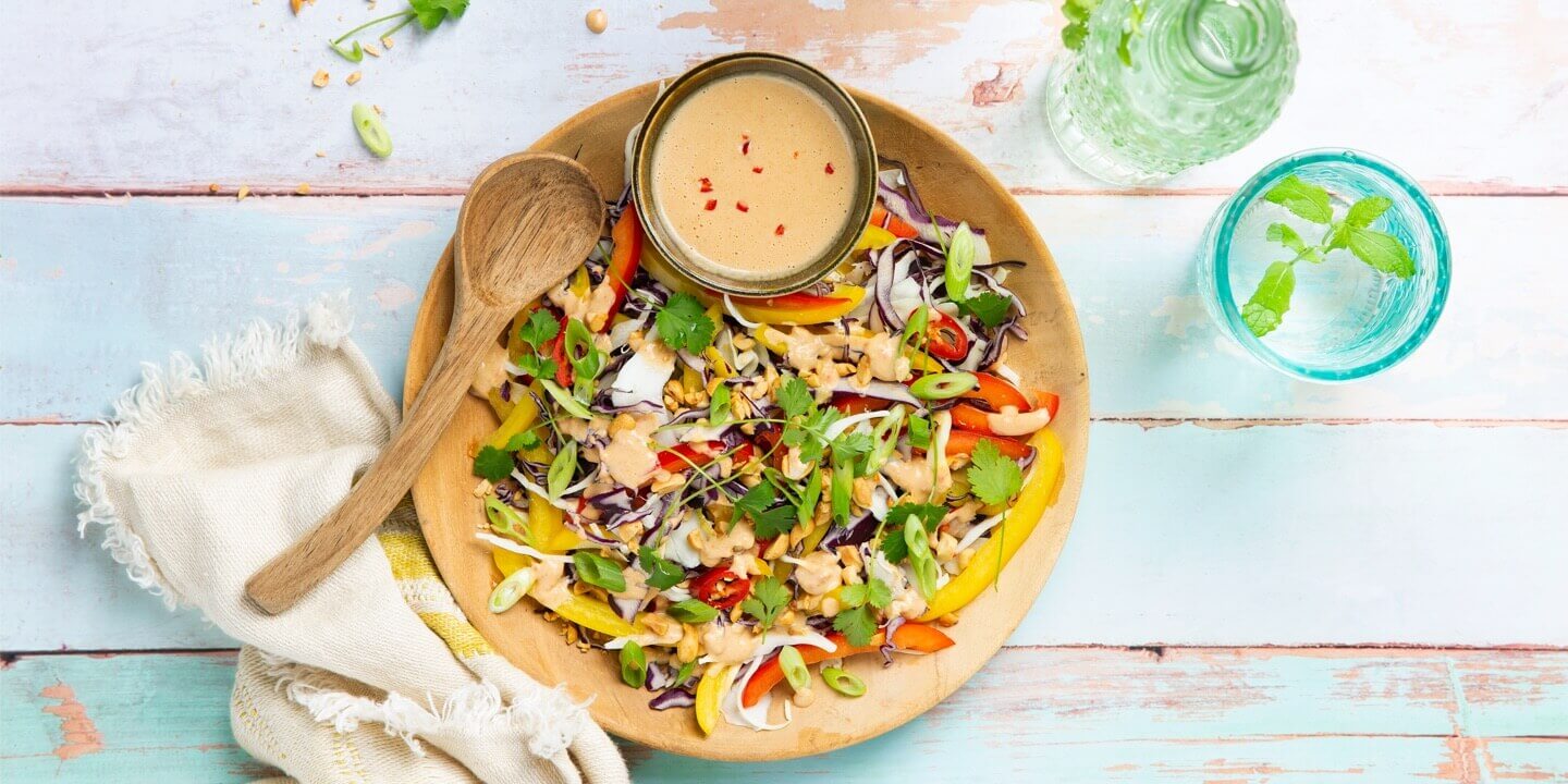 Salade thaï croustillante au poivron, chou rouge et blanc et vinaigrette aux cacahuètes